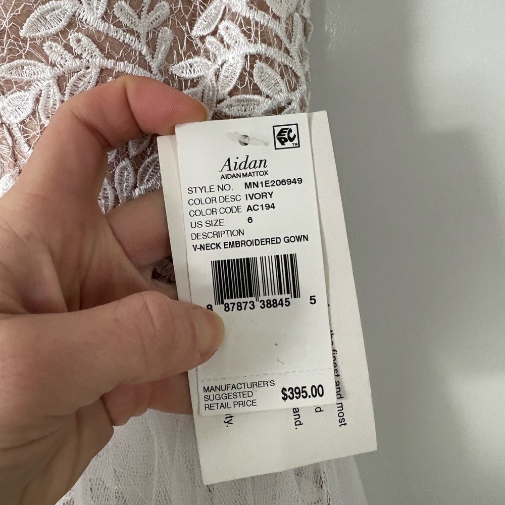 Aidan Mattox White Embroidered Lace V-Neck Gown NWT Size 6 Wedding Formal - Picture 8 of 9